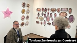 Outsider Art Fair 2023, работы художницы Thedra Cullar Ledford, прошедшей через двойную масэктомию и исследующей женственность и травму через ритуализированное изображение интимных частей тела на металлических подносах