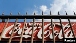 Логотип Coca-Cola на здании завода компании на окраине Москвы. 6 августа 2014 года.