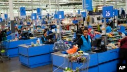 Кассиры обрабатывают покупки в супермаркете Walmart в Северном Бергене, штат Нью-Джерси. 9 февраля 2023 года.