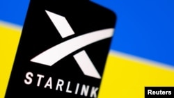 Логотип Starlink на фоне украинского флага (фото для иллюстрации)