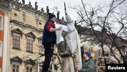 Скульптурные комплексы Львова были заблаговременно защищены от обстрелов еще в начале войны (архивное фото REUTERS/Pavlo Palamarchuk) 