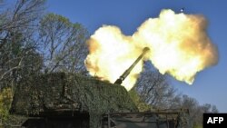 Украинские артиллеристы ведут огонь по позициям противника в Донецкой области. Осень 2024 г. 