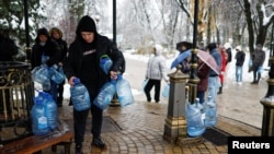 Киевляне наполняют бутылки свежей питьевой водой (архивное фото)