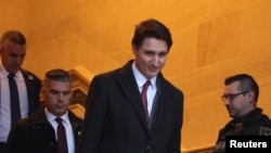 Thủ tướng Canada Justin Trudeau rời Tòa nhà Quốc hội sau cuộc họp Nội các tại Ottawa, Ontario, ngày 20/12/2024.