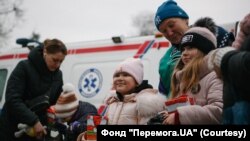 В январе волонтеры фонда Перемога.UA развозили не только лекарства, но и сладкие новогодние подарки.