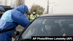 Проверка температуры въезжащих в Киев на полицейском КПП. Киев, 16 апреля 2020.