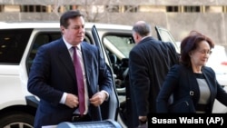 Пол Манафорт перед судебным заседанием 