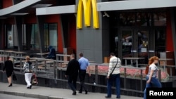 Один из закрытых Роспотребнадзором ресторанов McDonald's в Москве. Россия. 21 августа 2014 г.