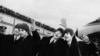 Первый визит The Beatles в США, 7 февраля 1964 – в аэропорту имени Джона Кеннеди в Нью-Йорке их встречают тысячи фанатов. Фото: AFP.