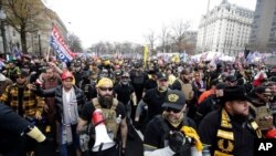 Манифестация сторонников Трампа, в том числе представителей группировки Proud Boys, в Вашингтоне. Декабрь 2020 г. (архивное фото) 