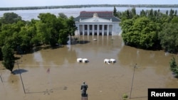 Площадь перед зданием Дворца культуры в Новой Каховке после подрыва Россией плотины Каховской ГЭС. 6 июня 2023 г.